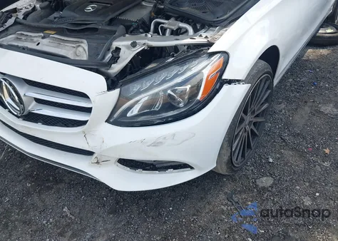 2015 Mercedes-Benz C 300 4Matic/Luxury 4Matic/Sport 4Matic z USA, uszkodzony, nr VIN 55SWF4KB5FU049007